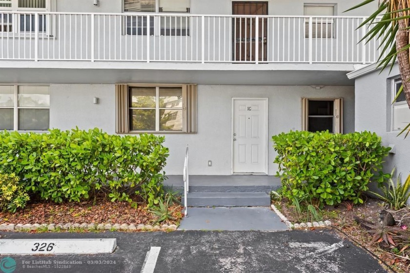 Excellent location for this 1st floor, well kept condo. Open - Beach Condo for sale in Oakland Park, Florida on Beachhouse.com