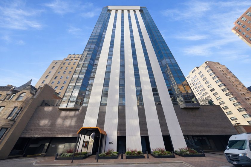 VIEWS, VIEWS, VIEWS! This immaculate south-facing residence is - Beach Condo for sale in Chicago, Illinois on Beachhouse.com