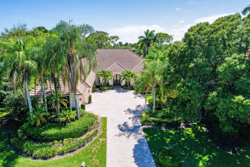 Spacious estate home with beautiful views of the golf course - Beach Home for sale in Palm Beach Gardens, Florida on Beachhouse.com