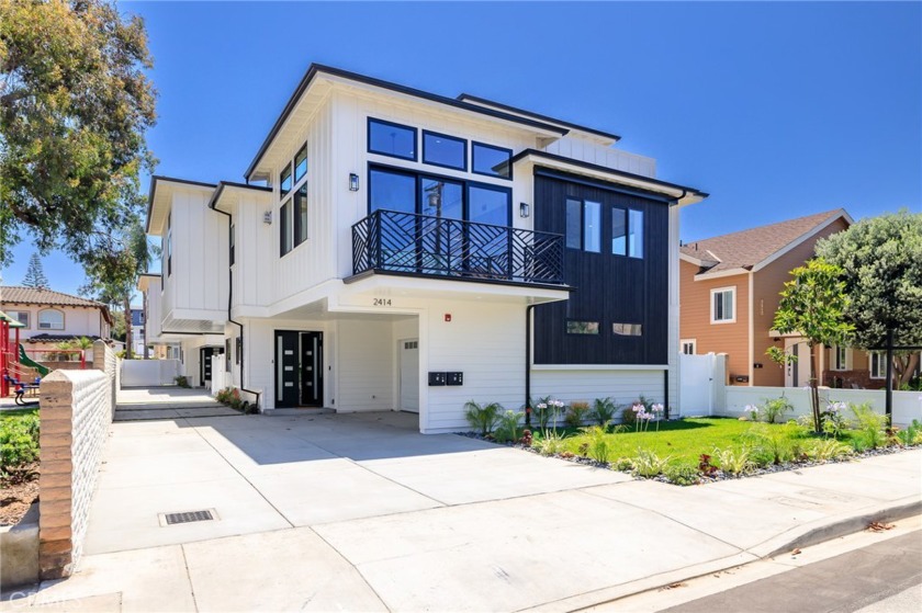 Modern curb appeal and the lushly landscaped front yard invite - Beach Townhome/Townhouse for sale in Redondo Beach, California on Beachhouse.com