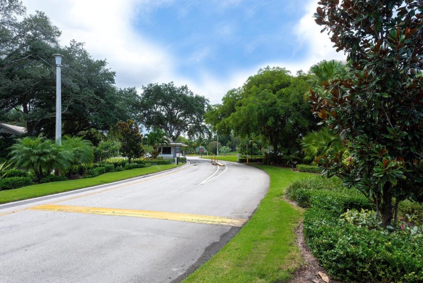 This beautiful 2 bed 2 bath home has an open floor plan that - Beach Home for sale in Palm Beach Gardens, Florida on Beachhouse.com