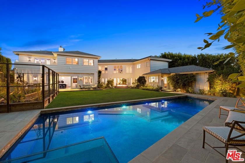 Commanding a premier position in the Pacific Palisades' most - Beach Home for sale in Pacific Palisades, California on Beachhouse.com
