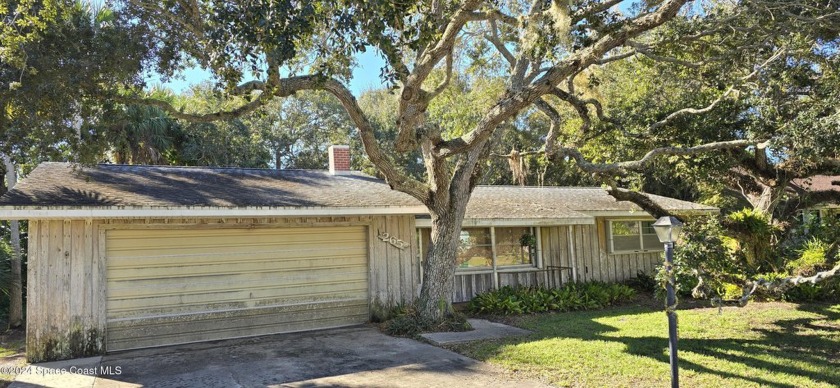 FIXER UP IN SOUGHT AFTER 5 BLOCK MELBOURNE SHORES, OVERSIZED LOT - Beach Home for sale in Melbourne Beach, Florida on Beachhouse.com