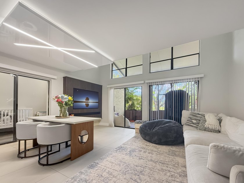 FULLY RENOVATED BRIGHT AND OPEN CORNER TOWNHOUSE ON DEAD-END. 2 - Beach Townhome/Townhouse for sale in Deerfield Beach, Florida on Beachhouse.com