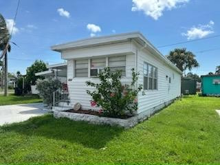 This fully-furnished, 3 bed, 1 bath home is move-in ready! - Beach Home for sale in St. Petersburg, Florida on Beachhouse.com