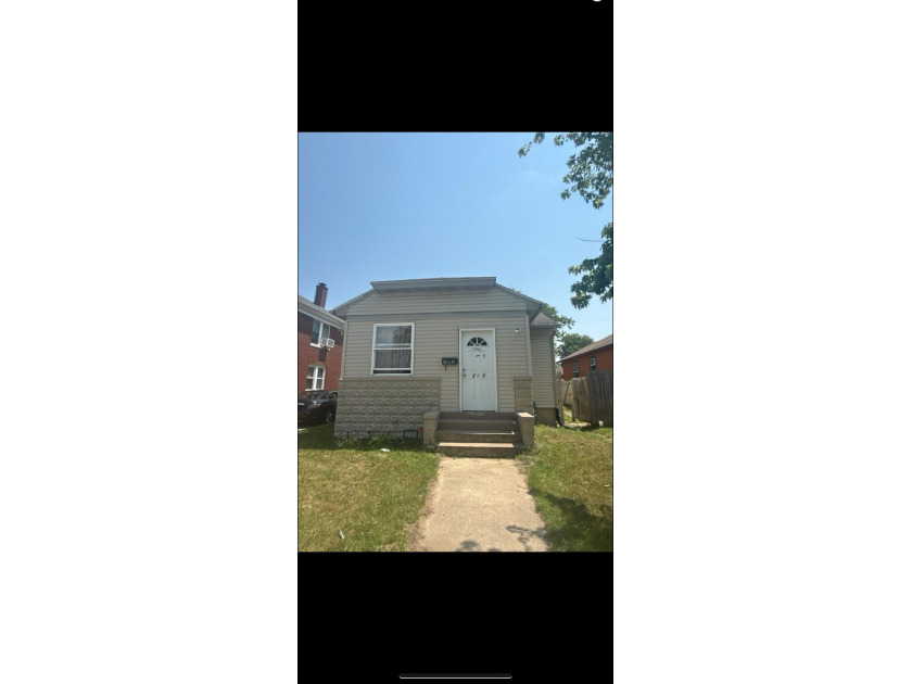 Charming 2-bedroom, 2-bath home just minutes from the beach! The - Beach Home for sale in Michigan City, Indiana on Beachhouse.com