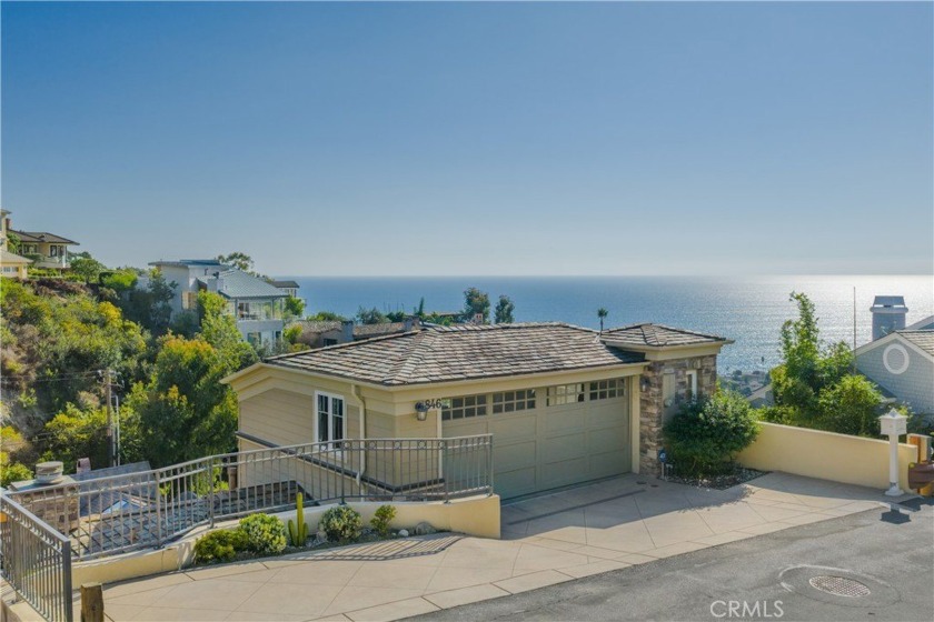 A stunning coastal Chris Light-designed residence, perfectly - Beach Home for sale in Laguna Beach, California on Beachhouse.com