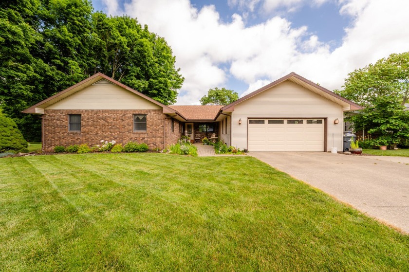 Spacious 3bed/2bath ranch home with fantastic outdoor oasis in - Beach Home for sale in Coloma, Michigan on Beachhouse.com