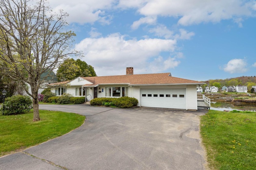 This 28' x 70' waterfront ranch is sited four lots from Boothbay - Beach Home for sale in Boothbay Harbor, Maine on Beachhouse.com