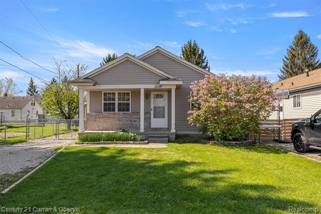**WELCOME TO 13230 DELAVERN ST IN GIBRALTAR**A CHARMING 1100+ SQ - Beach Home for sale in Gibraltar, Michigan on Beachhouse.com