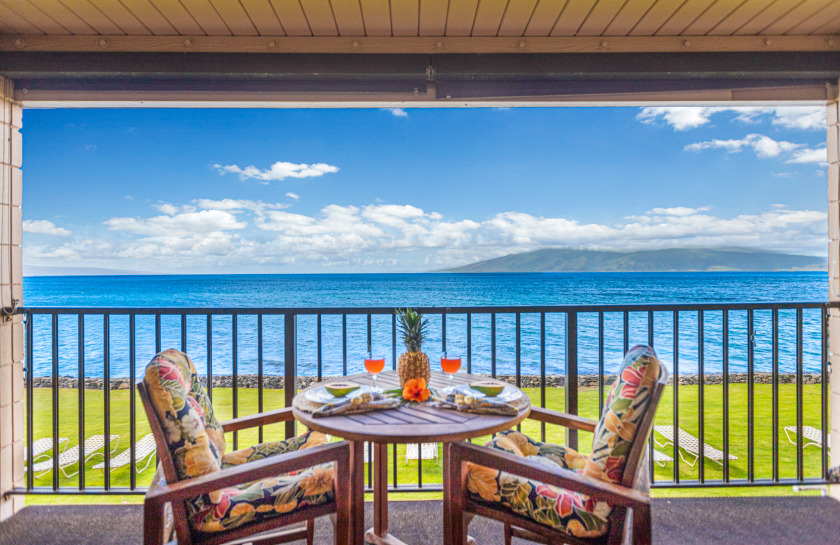OCEANFRONT 1 Bdrm Condo next to the water! Air conditioned - - Beach Vacation Rentals in Lahaina, Hawaii on Beachhouse.com