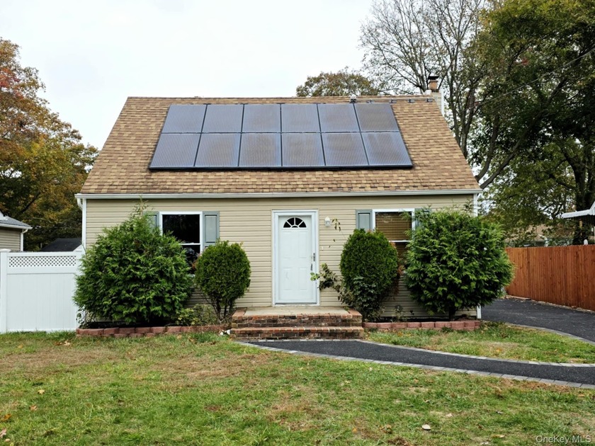 Perfect home for first time home buyers! 4 Bedroom/1 Full Bath - Beach Home for sale in Shirley, New York on Beachhouse.com