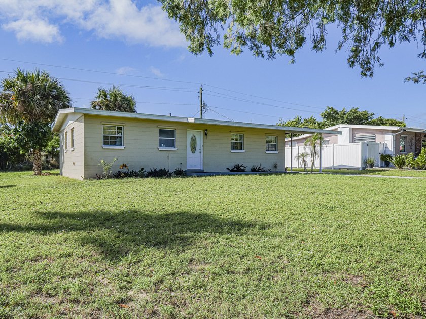 Great Starter Home- This charming 2-bedroom, 1-bath home offers - Beach Home for sale in Vero Beach, Florida on Beachhouse.com