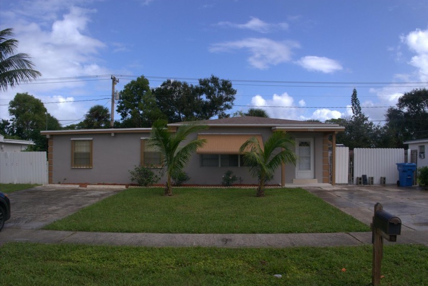 Great hearty home in the Town of Lantana, perfect for a growing - Beach Home for sale in Lantana, Florida on Beachhouse.com