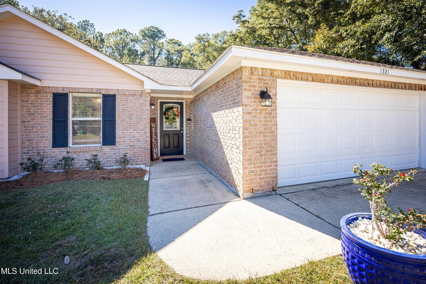 Beautiful Brick Home in Highly Desirable Ocean Springs School - Beach Home for sale in Ocean Springs, Mississippi on Beachhouse.com