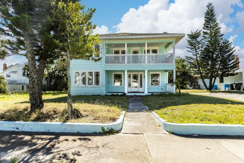 Single family residence with bonus over garage apartment - Beach Home for sale in Daytona Beach, Florida on Beachhouse.com