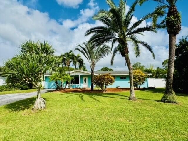 Charming home on BIG lot!Gorgeous pool the sellers loving call - Beach Home for sale in West Palm Beach, Florida on Beachhouse.com