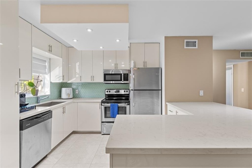 Beautifully updated 2 bed, 2 bath condo in highly desirable - Beach Condo for sale in Davie, Florida on Beachhouse.com