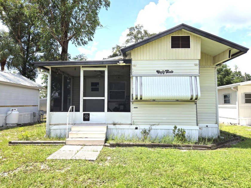 Welcome to this charming and fully furnished 1985 park model - Beach Home for sale in Ruskin, Florida on Beachhouse.com