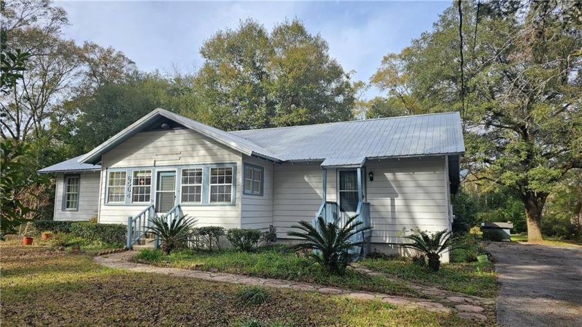 Welcome to 6564 Lake Street in Mobile, Alabama! This charming - Beach Home for sale in Mobile, Alabama on Beachhouse.com