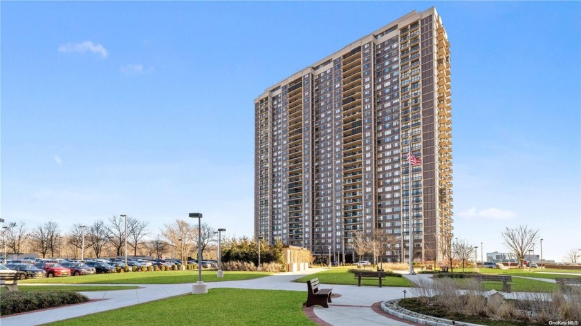 Welcome to this beautifully renovated 3 bedroom corner unit - Beach Home for sale in New York, New York on Beachhouse.com