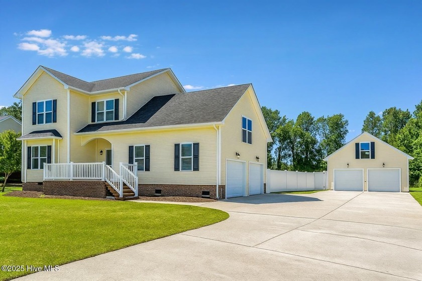 3 Bedrooms +FROG | 3.5 Bathrooms | .84 Acres Well maintained - Beach Home for sale in Hertford, North Carolina on Beachhouse.com