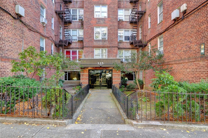 Introducing a commuter's dream! Nestled in the heart of the - Beach Home for sale in Bronx, New York on Beachhouse.com