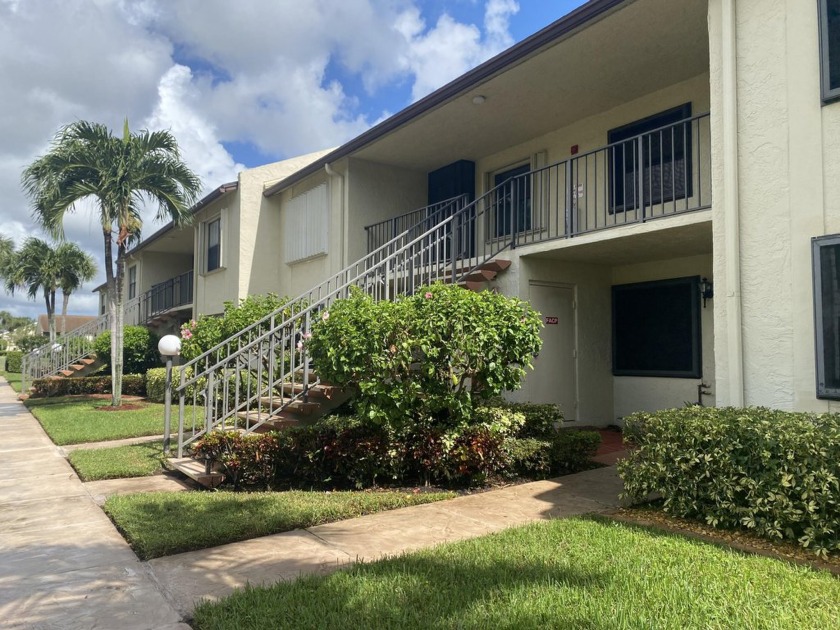 Spacious condo with volume ceilings that give an open, bright - Beach Condo for sale in Lake Worth, Florida on Beachhouse.com