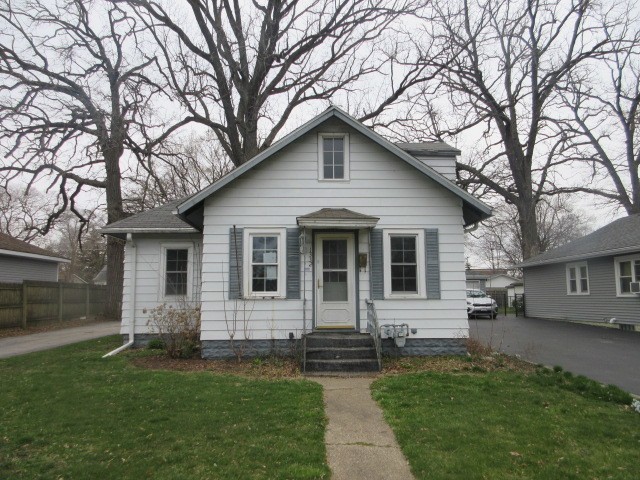 Don't miss this charming 2 bedroom , 1 bath home in Waukegan ! - Beach Home for sale in Waukegan, Illinois on Beachhouse.com