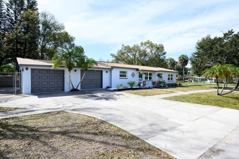 Welcome to this gorgeous, updated home in Oldsmar. This open - Beach Home for sale in Oldsmar, Florida on Beachhouse.com