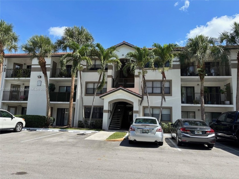 SPACIOUS 1 BEDROOM, 1 BATH CONDO ON 3rd FLOOR. LAMINATE FLOORING - Beach Condo for sale in Hollywood, Florida on Beachhouse.com