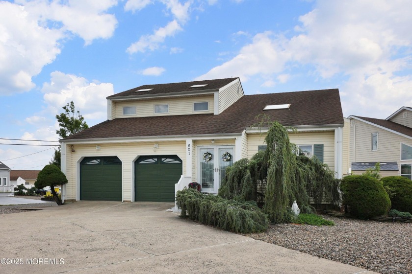 Come see this stunning, 3 bed, 2- 1/2 bath waterfront colonial - Beach Home for sale in Forked River, New Jersey on Beachhouse.com