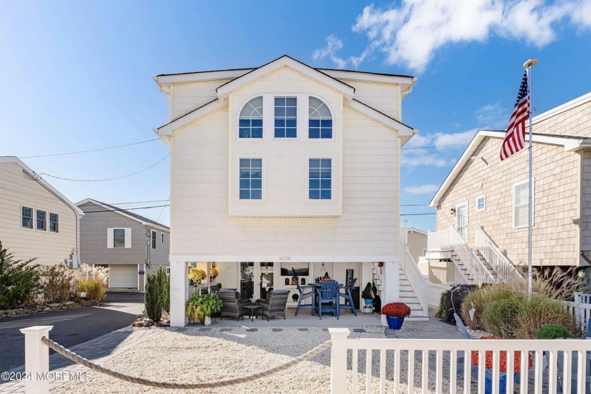 Owned land! Move right into this meticulous- FEMA complaint home - Beach Home for sale in Lavallette, New Jersey on Beachhouse.com