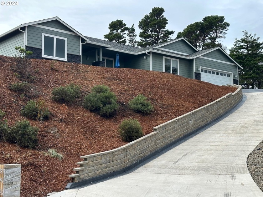 Looking for a home that is completely move-in ready?  This 4 bed - Beach Home for sale in Florence, Oregon on Beachhouse.com