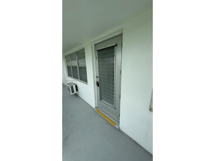 Ideal unit for investors! Georgeous renovated and spacious condo - Beach Condo for sale in West Palm Beach, Florida on Beachhouse.com