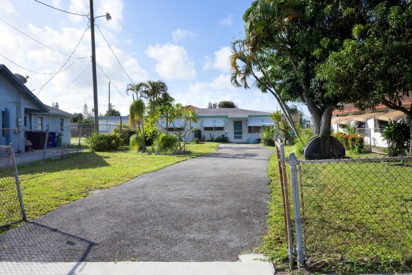 Charming home in  Riviera Beach. Great location minutes from - Beach Home for sale in Riviera Beach, Florida on Beachhouse.com