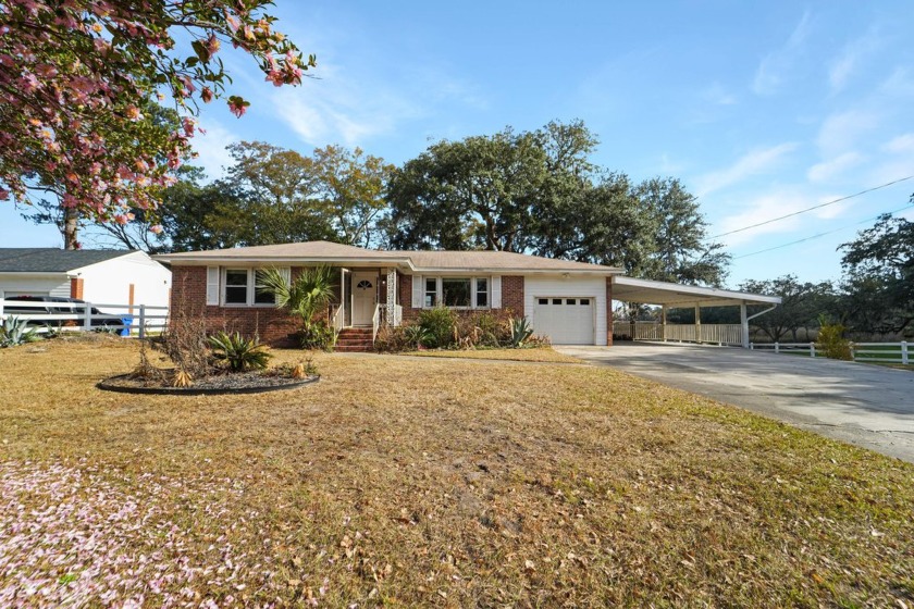 Welcome to this charming  brick ranch perfectly situated on a - Beach Home for sale in Charleston, South Carolina on Beachhouse.com