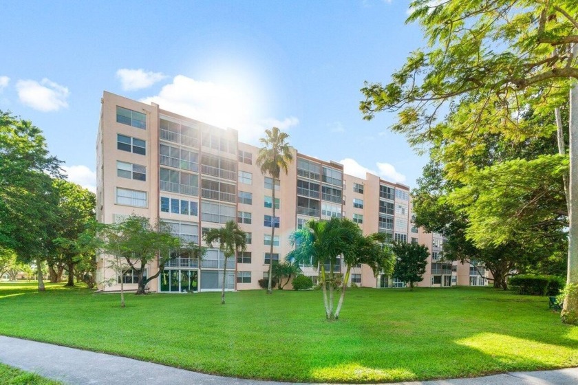 Charming 4th floor unit in elevator building. Wonderful Lake - Beach Condo for sale in Delray Beach, Florida on Beachhouse.com