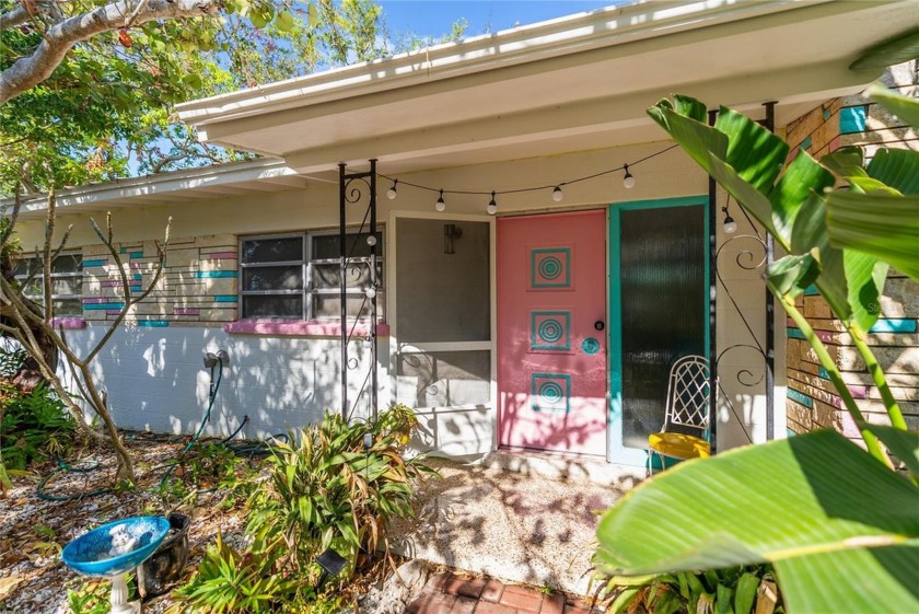 This beautifully updated turnkey Mid-Century Modern home - Beach Home for sale in Sarasota, Florida on Beachhouse.com