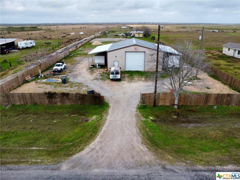 1568 sq ft workshop with a 432 sq ft  1 bedroom, 1 bath - Beach Home for sale in Port Lavaca, Texas on Beachhouse.com