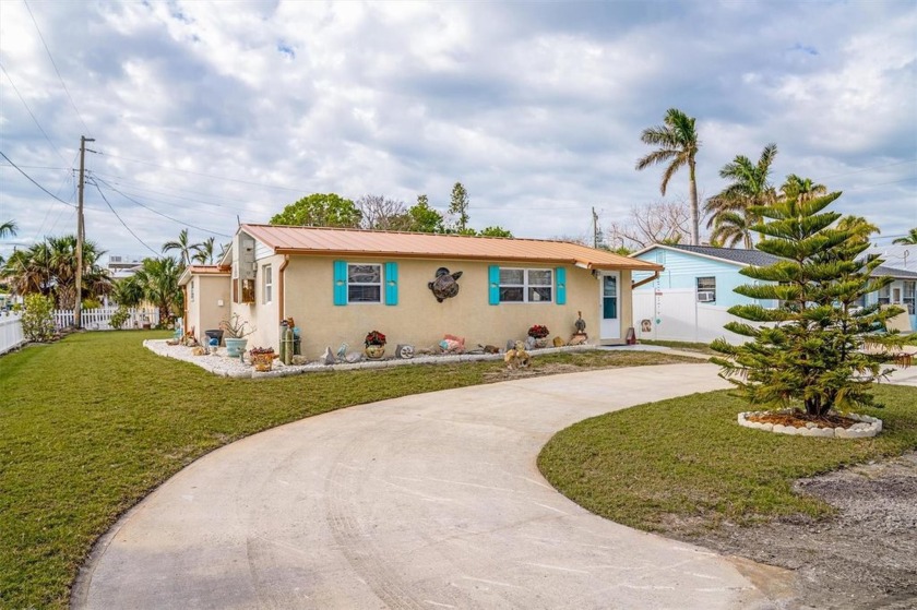 This 2-bedroom, 1-bath beach bungalow is on a quiet dead end - Beach Home for sale in Holmes Beach, Florida on Beachhouse.com