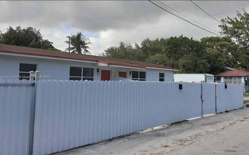 A great investment opportunity awaits with this income-producing - Beach Townhome/Townhouse for sale in Miami, Florida on Beachhouse.com