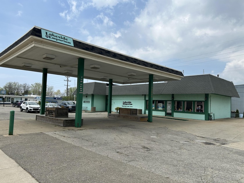 Welcome to this iconic, multi-use commercial property with - Beach Commercial for sale in Muskegon, Michigan on Beachhouse.com