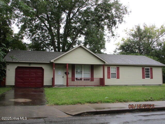 Vinyl Ranch with 3 bedrooms, 2 baths, eat-in kitchen, nice size - Beach Home for sale in Elizabeth City, North Carolina on Beachhouse.com