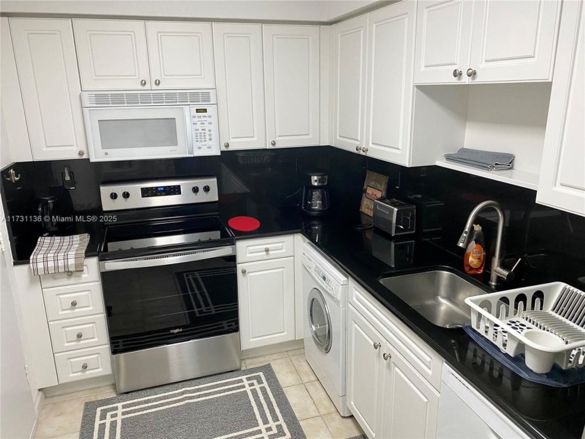 Spacious 1 bedroom/1,5 bathroom unit offering breathtaking view - Beach Condo for sale in Hollywood, Florida on Beachhouse.com