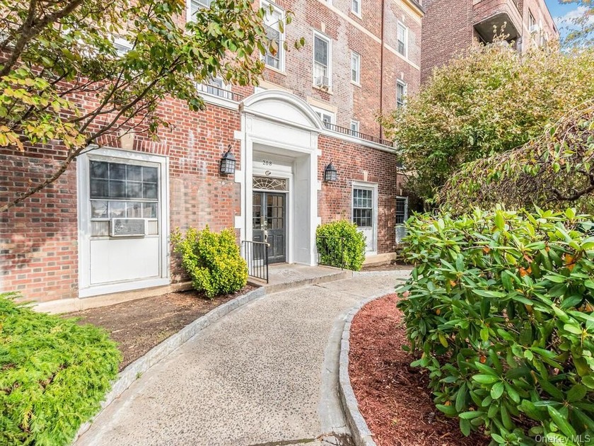 Welcome to this move in ready beautifully remodeled 1-bedroom - Beach Home for sale in New Rochelle, New York on Beachhouse.com