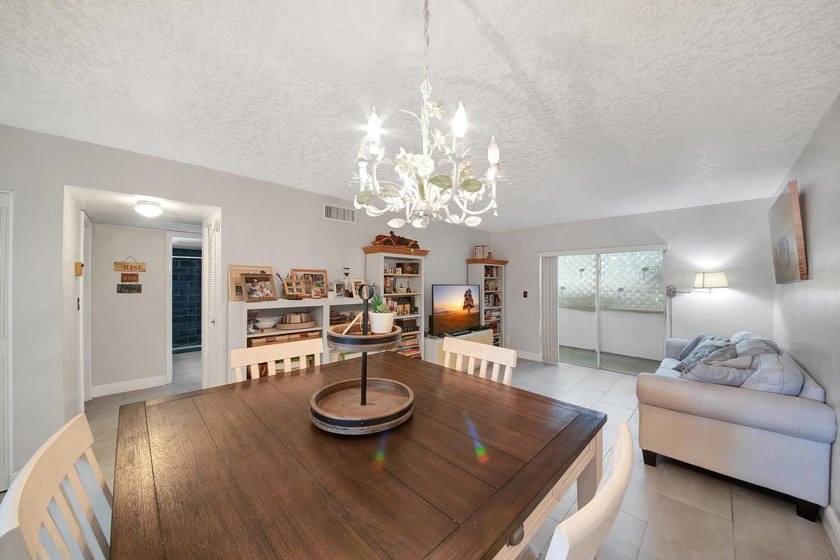 Beautifully updated 2-bedroom, 1-bathroom first-floor condo - Beach Condo for sale in Lake Worth, Florida on Beachhouse.com