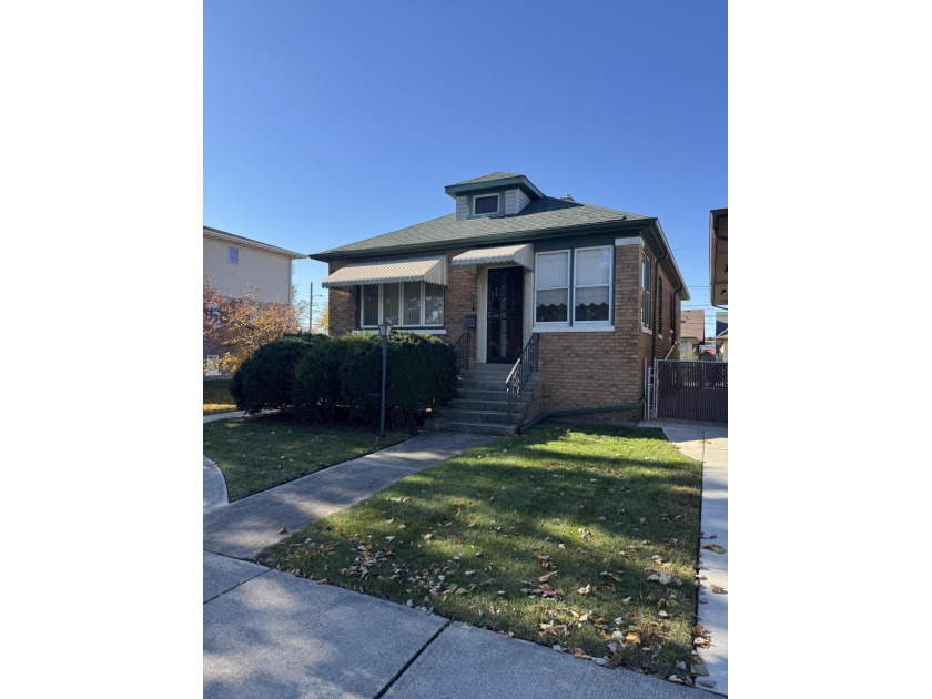 Come check out this solid 2 bed 1 bath home. Close to Lake - Beach Home for sale in Whiting, Indiana on Beachhouse.com