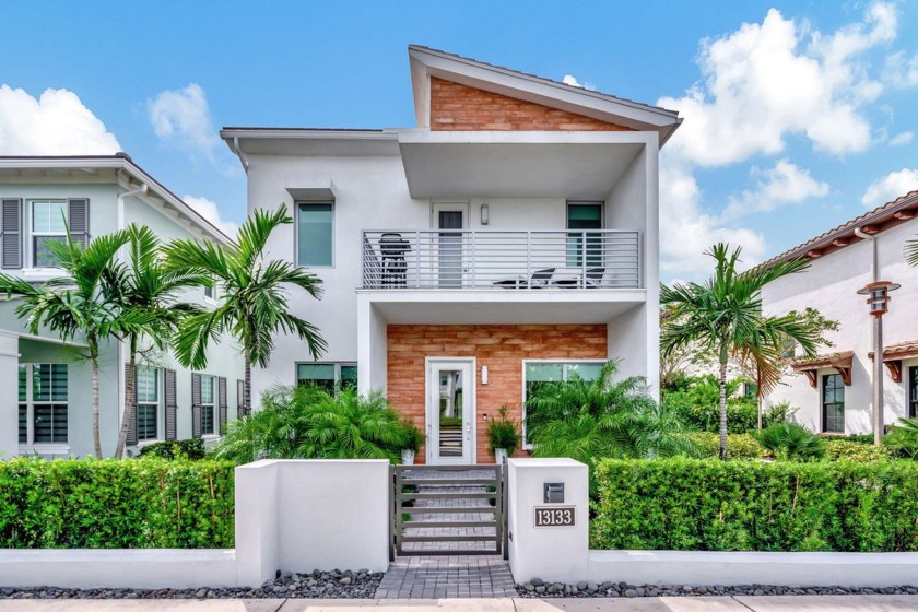 Live the luxe life you deserve! Move in ready, spotless, new - Beach Home for sale in Palm Beach Gardens, Florida on Beachhouse.com