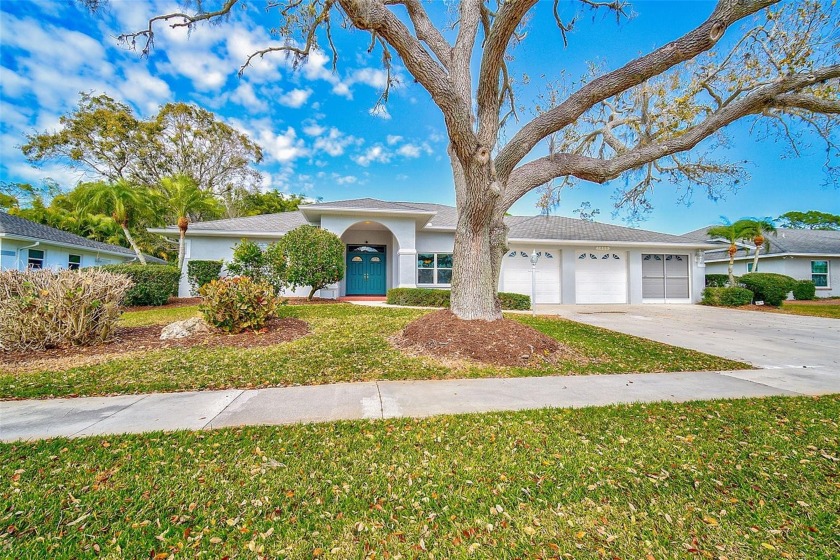 Under contract-accepting backup offers. Welcome to your dream - Beach Home for sale in Nokomis, Florida on Beachhouse.com